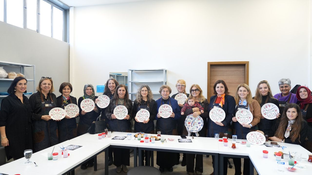 Kocaeli'de Protokol Eşleri ve Akademisyenlerden Çini Sanatına Anlamlı Katkı