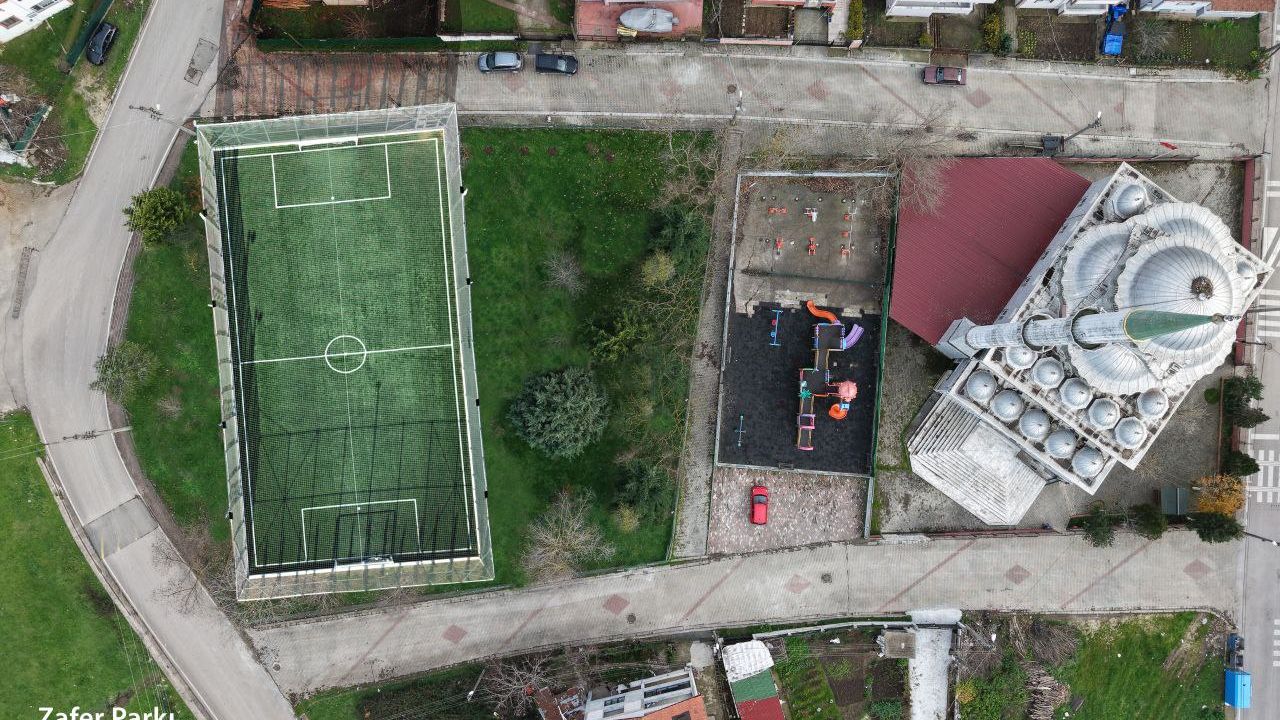 Kandıra’da gençlere dev spor yatırımı: 5 mahalleye aynı anda halı saha yapılıyor