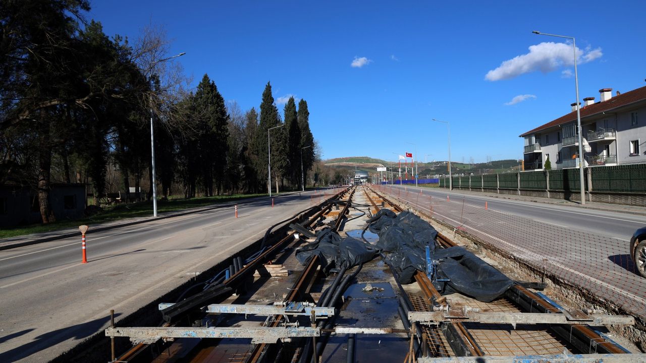 Kocaeli’de raylı ulaşım genişliyor: Kartepe hattında raylar döşenmeye başladı
