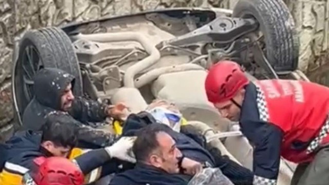 Araç kanala uçtu, yardımına vatandaşlar koştu