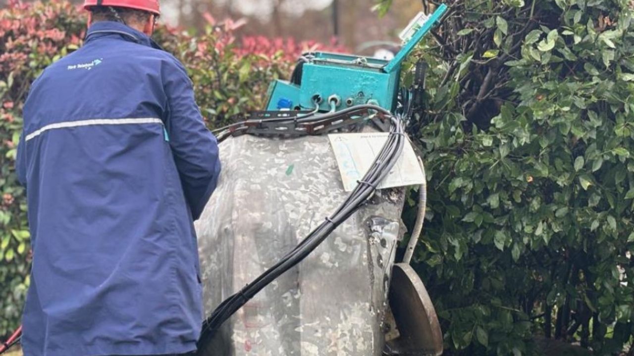 İstanbul’da Fırtına Kırdı Geçirdi! Baz İstasyonu Yere Çakıldı