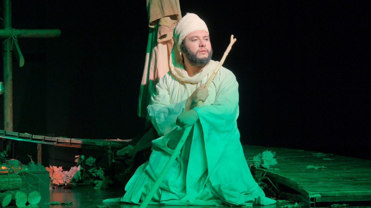 Kocaeli Şehir Tiyatroları İnegöl’de ayakta alkışlandı: “Aradığın Seni Arayandır” sahnede