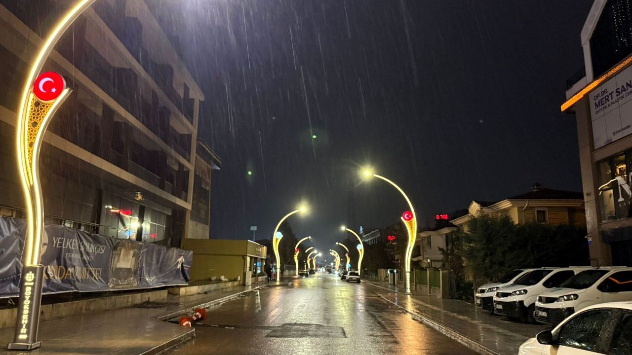 İzmit’in en işlek caddesi yeni çehresine kavuştu: 5 bin ton asfalt ve modern aydınlatma