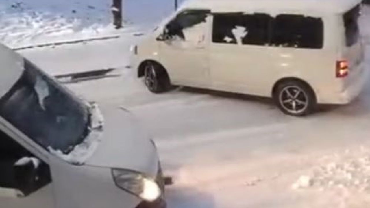 Sultangazi'de kar yağışı kazalara neden oldu: Caddeler buz pistine döndü