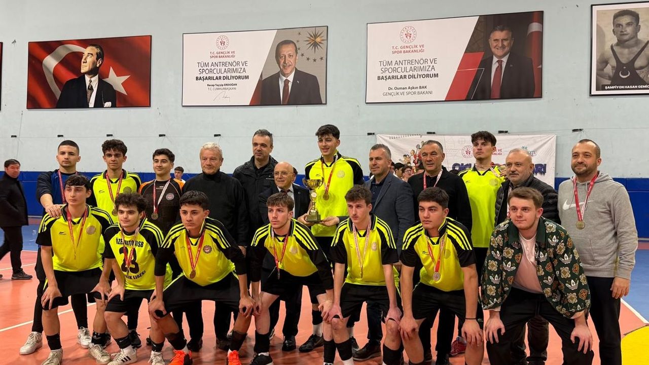 Kocaeli’de zirve yine değişmedi: Özel KOTO AOSB MTAL, futsalda üst üste şampiyon
