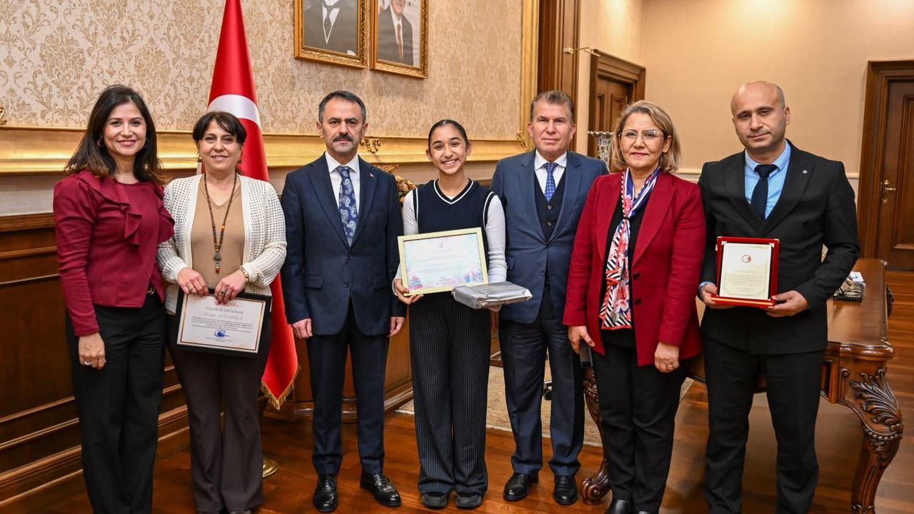 Resim Yarışmasında Kocaeli Birincisi Olan Ada Aydemir’den Vali Aktaş’a Ziyaret