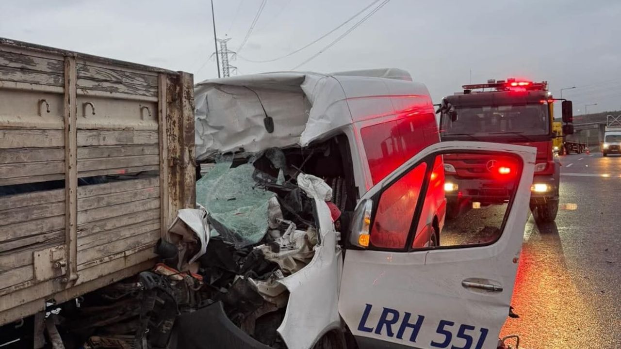 Dilovası’nda feci kaza: Sıkışan yaralılar titiz çalışmayla kurtarıldı