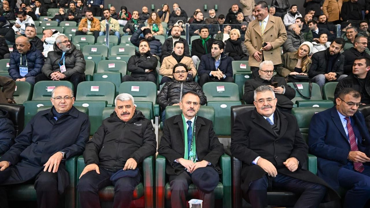 Vali İlhami Aktaş, Kocaelispor–Fenerbahçe Karşılaşmasını Tribünden Takip Etti