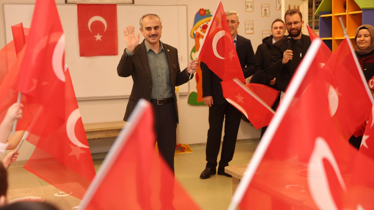 Çayırova’daki çocuk kulüplerinde bayrak coşkusu
