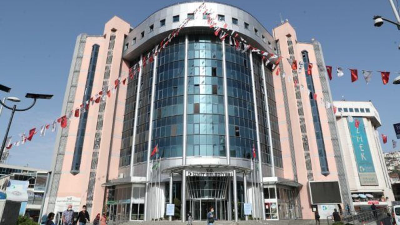 İzmit’te şaşkınlık yaratan protesto: Belediye binası önündeki çıplak eylem gündem oldu