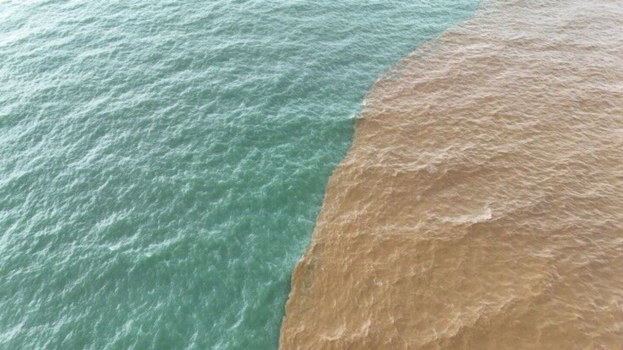 Toz taşınımı ve sağanak yağış denizin rengini değiştirdi