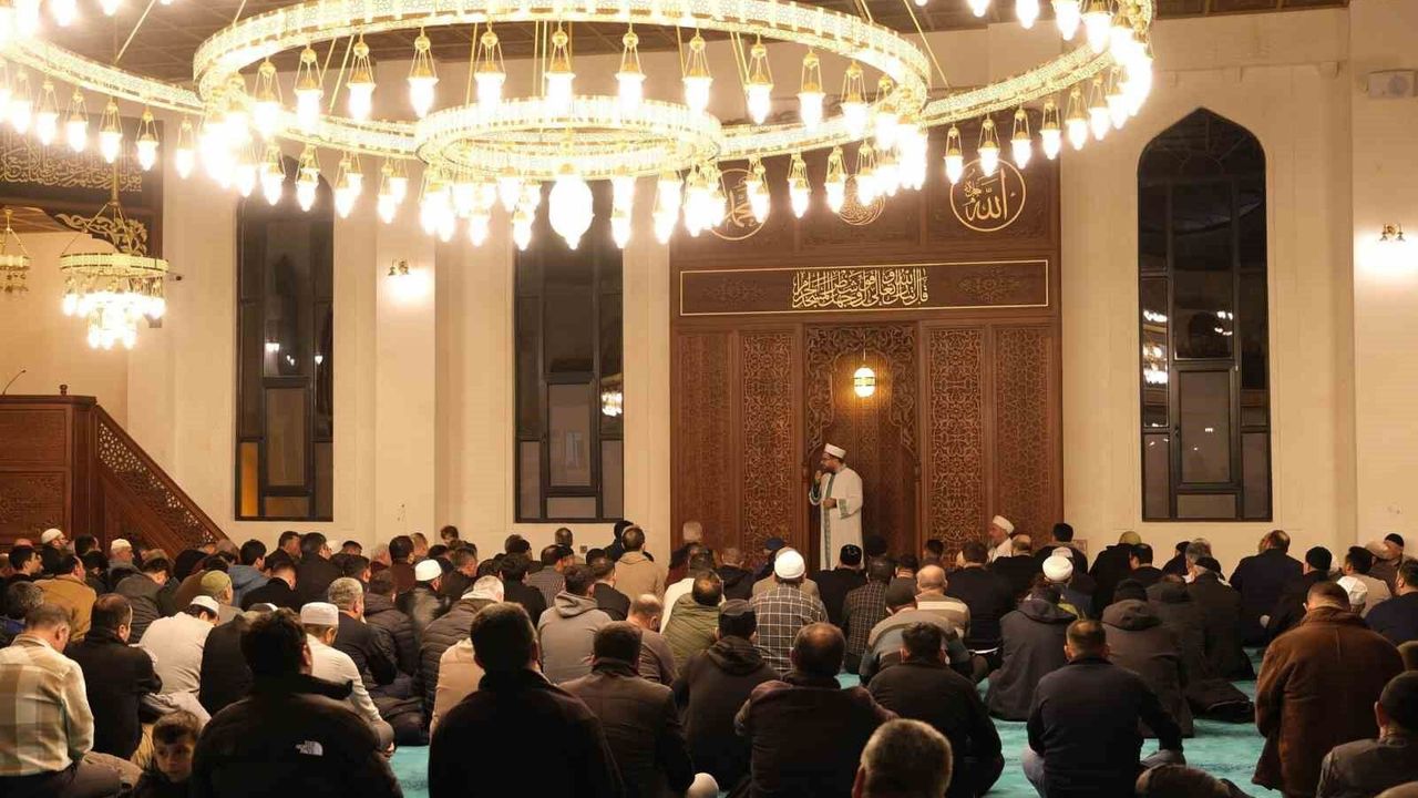 Terzibaba Mezarlığı Külliye Camii’nde Berat Kandili Programı Düzenlendi