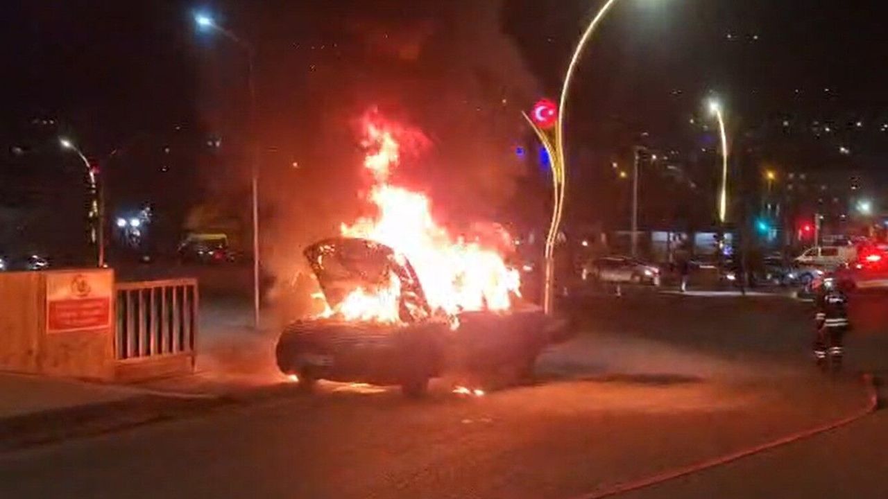 Yozgat’ta Seyir Halindeki Otomobil Alev Alev Yandı