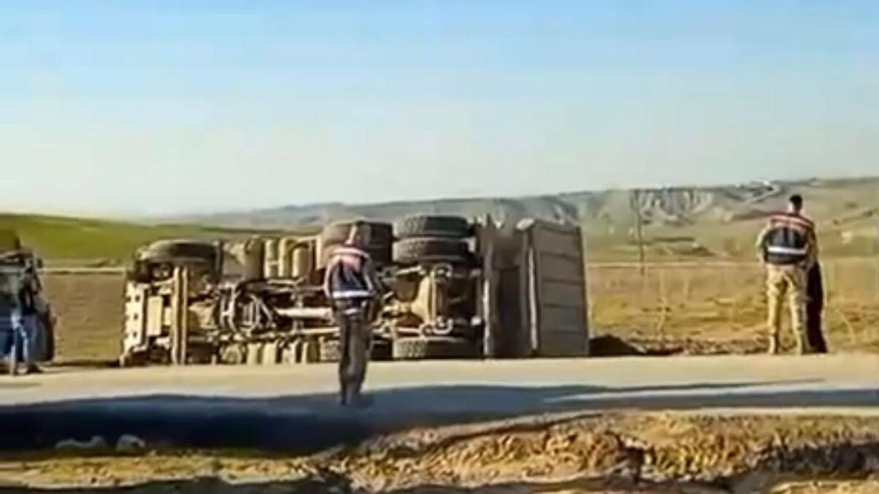 Hafriyat Kamyonu Devrildi: 1 Yaralı