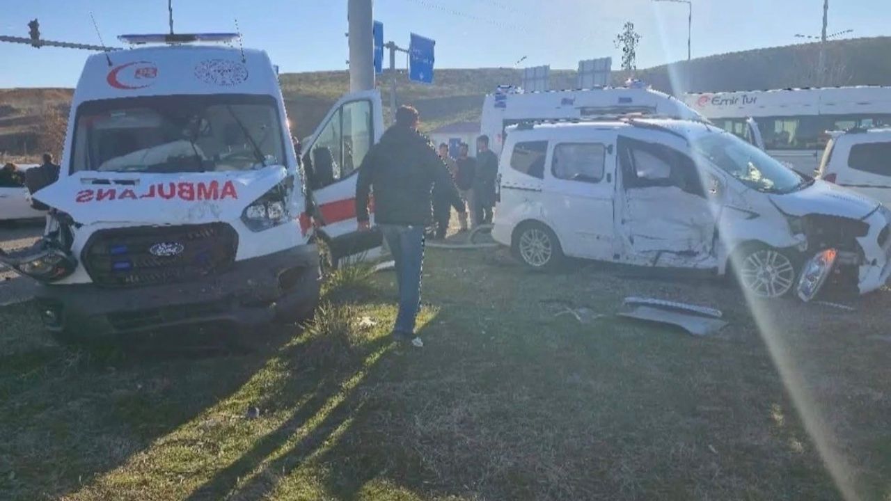 Ambulans ile Hafif Ticari Araç Çarpıştı: 5 Yaralı 4