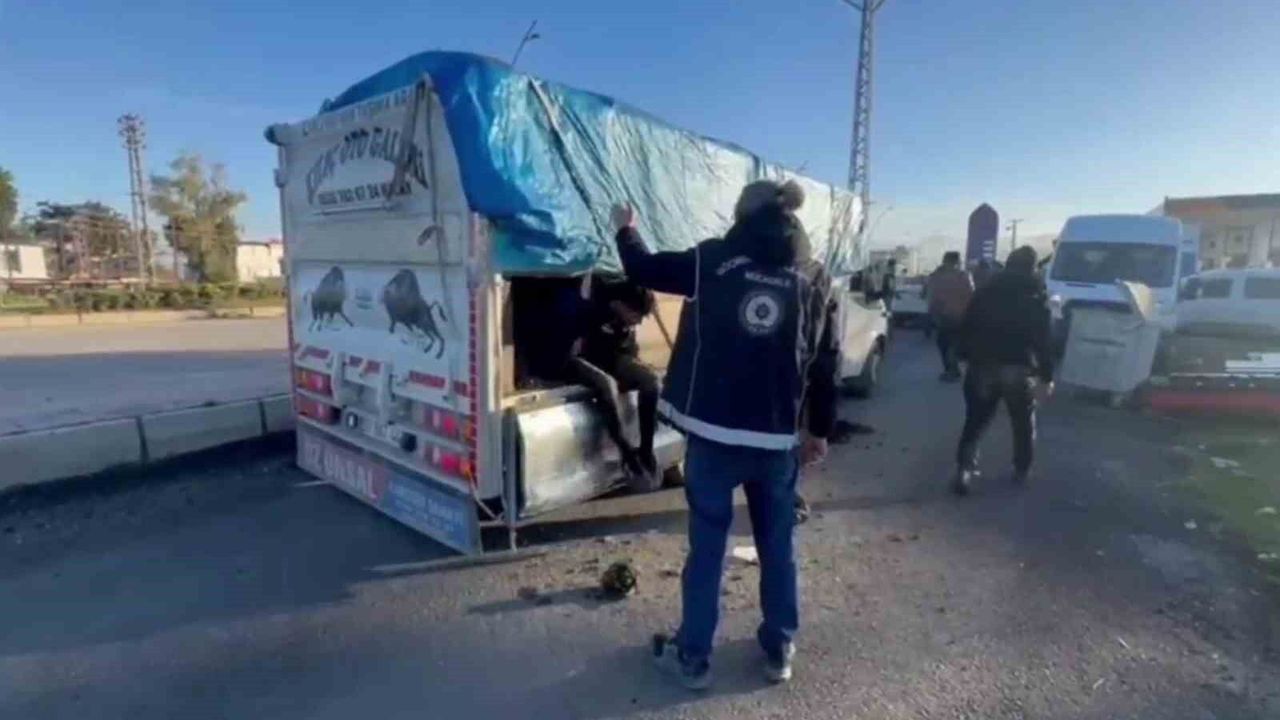 Kamyonetin Gizli Bölmesinden 19 Kaçak Göçmen Çıktı