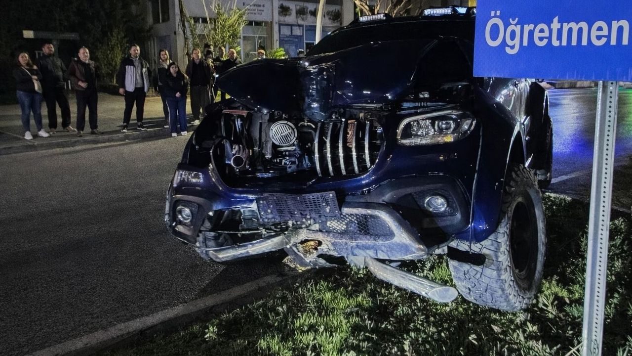 Kamyonet Refüje Çıktı: 2 Yaralı