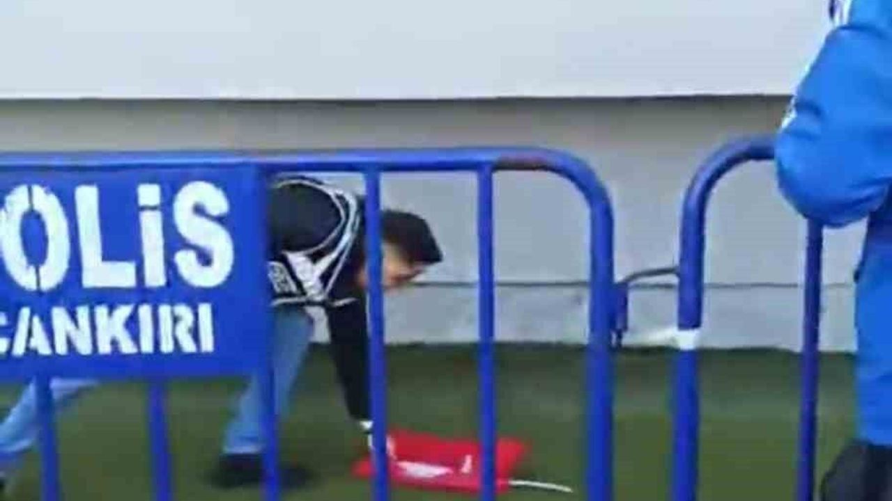 Türk Polisinden Bayrağa Saygı: Tartışma Sırasında Yere Düşen Bayrağı Kaldırdı