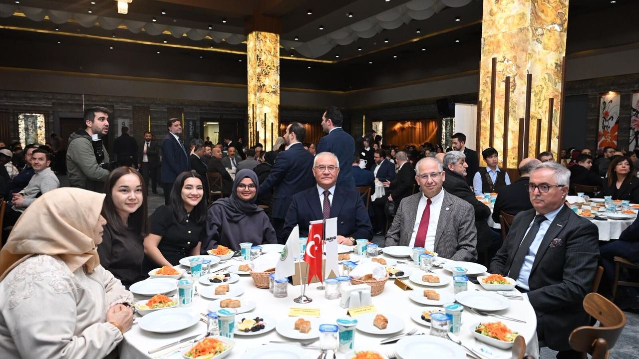 Rektör Prof. Dr. Nuh Zafer Cantürk’e “Üniversite–Sanayi İş Birliği” Ödülü