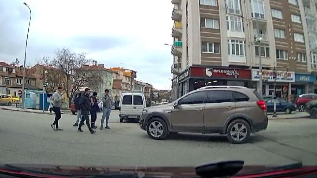 Kütahya’da İki Araç Çarpıştı: Kaza Kameralara Yansıdı