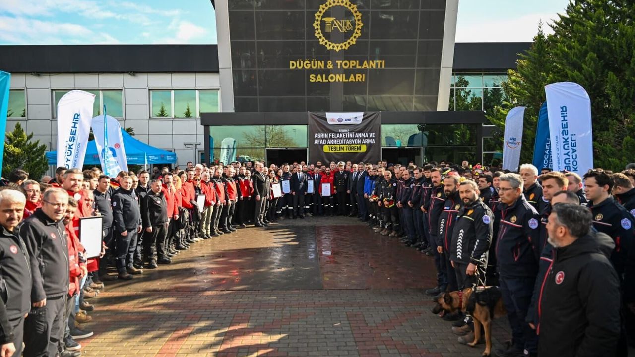 6 Şubat Asrın Felaketi yıl dönümünde dualarla anıldı, arama kurtarma ekiplerine armaları teslim edildi