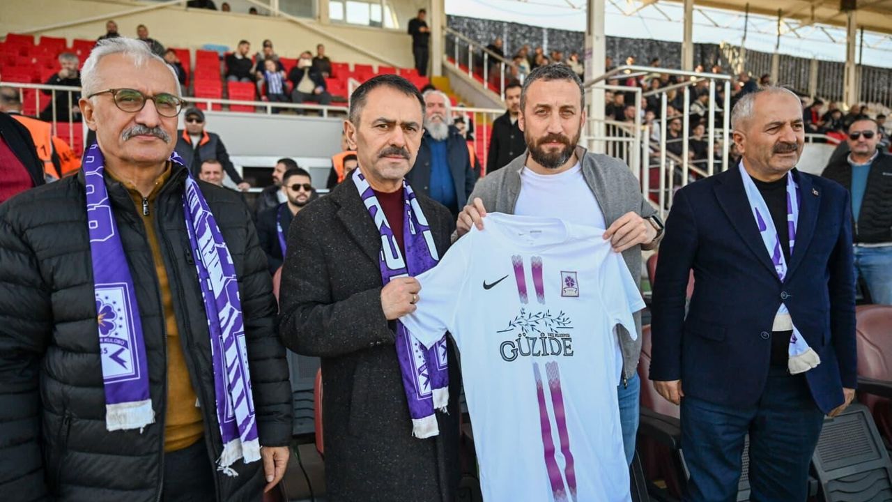 Vali Aktaş, Gebzespor–Adanaspor maçını tribünden takip etti