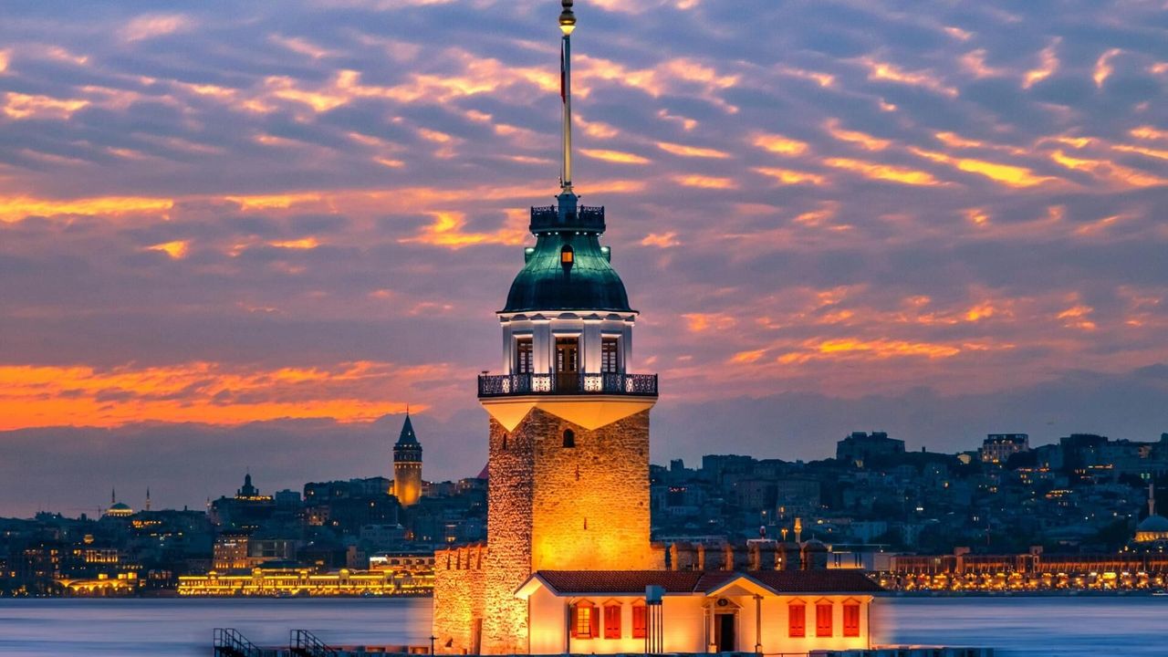 Eminönü’nde Tarihi Yoğunluk! Kurban Bayramı’na 2 Gün Kala Adım Atacak Yer Kalmadı