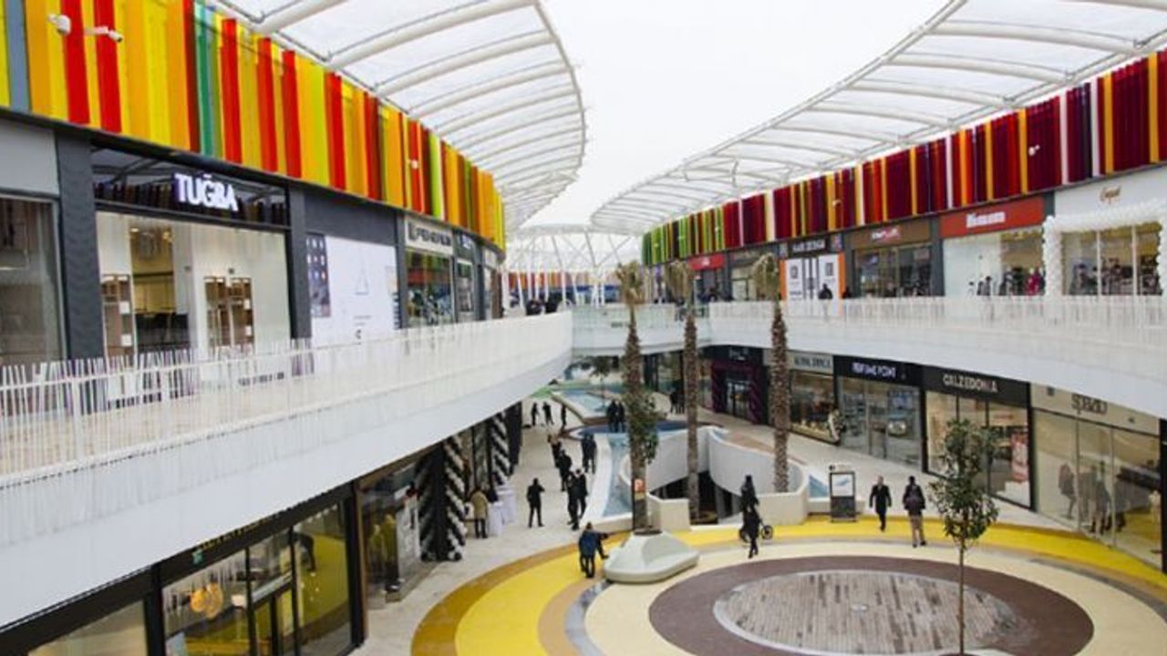 O AVM Ziyaretçileri İftar Vakti İçin Ezan Talep Ediyor