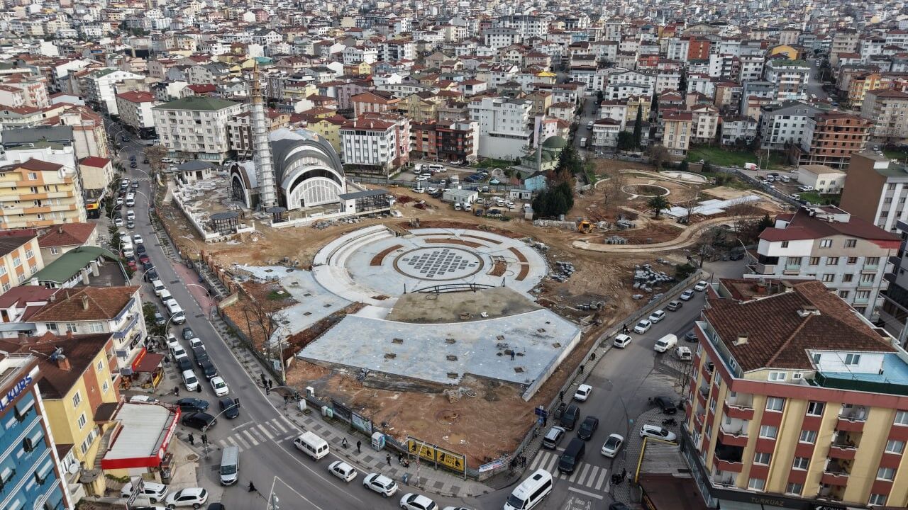 Çayırova Kent Meydanı’nda sona doğru: Otopark bitti, peyzaj hızlandı
