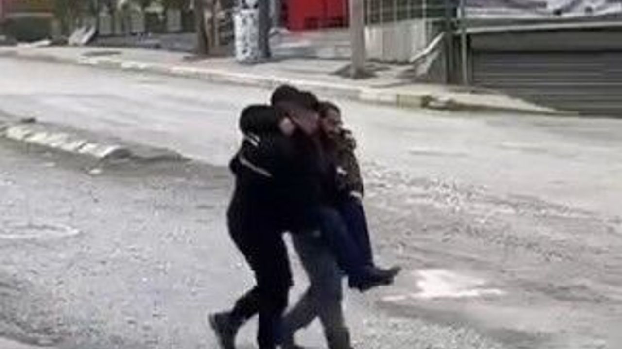 Çayırova’da fenalaşan yaşlı vatandaşa belediye ekiplerinden yardım