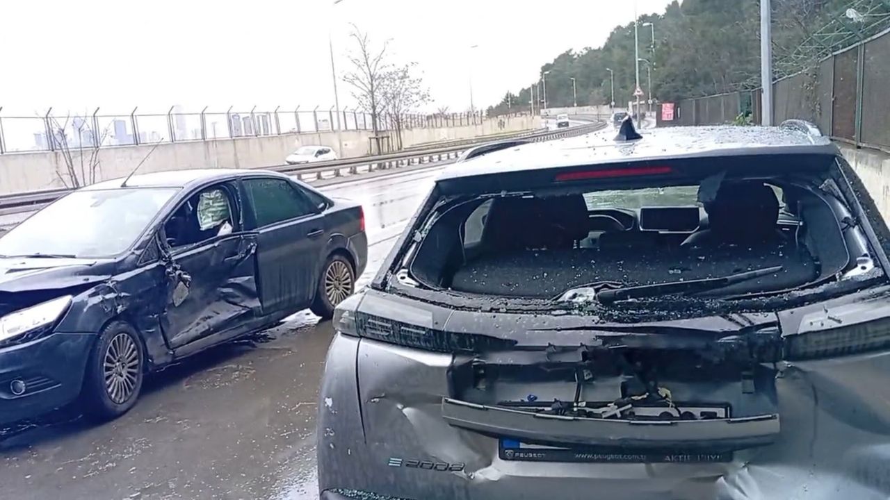 Maltepe’de Yağışlı Yolda Takla: Anne ve Çocuğu Yaralandı