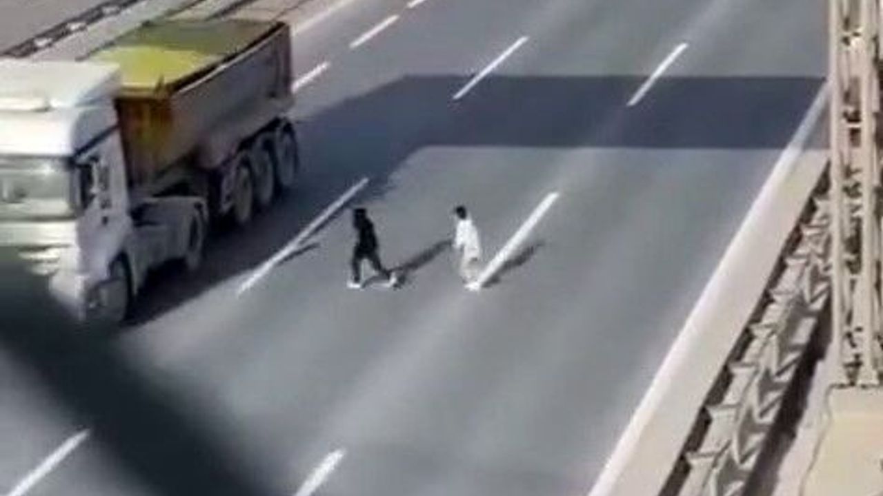 TEM’de yürekleri ağza getiren görüntü: iki çocuk bariyerleri aşıp otoyolda koştu