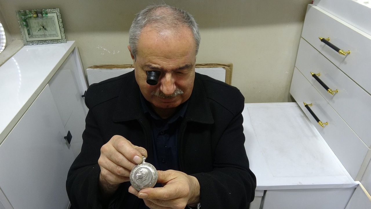 6 kuşaktır saat tamircisi: emekli zabıta dükkânına geri döndü