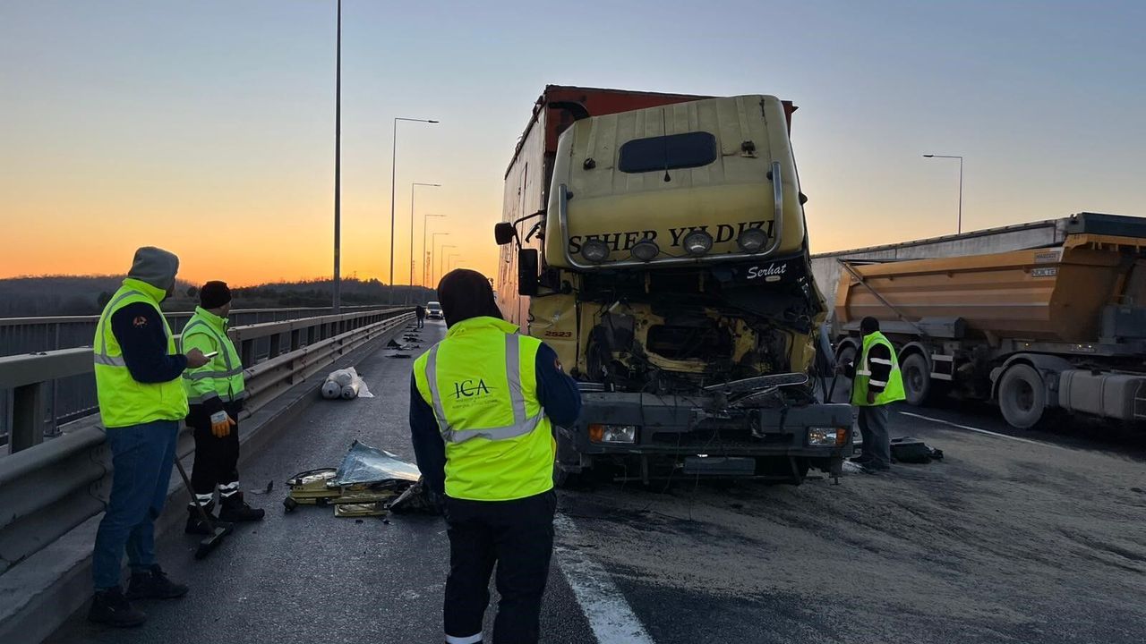 Kuzey Marmara Otoyolu’nda Kamyon Tıra Çarptı: 1 Yaralı