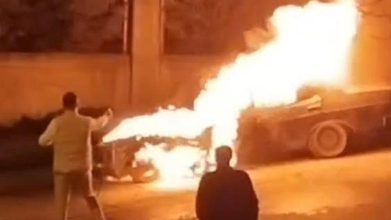Bir Anda Patlayan Alevler Otomobili Küle Çevirdi