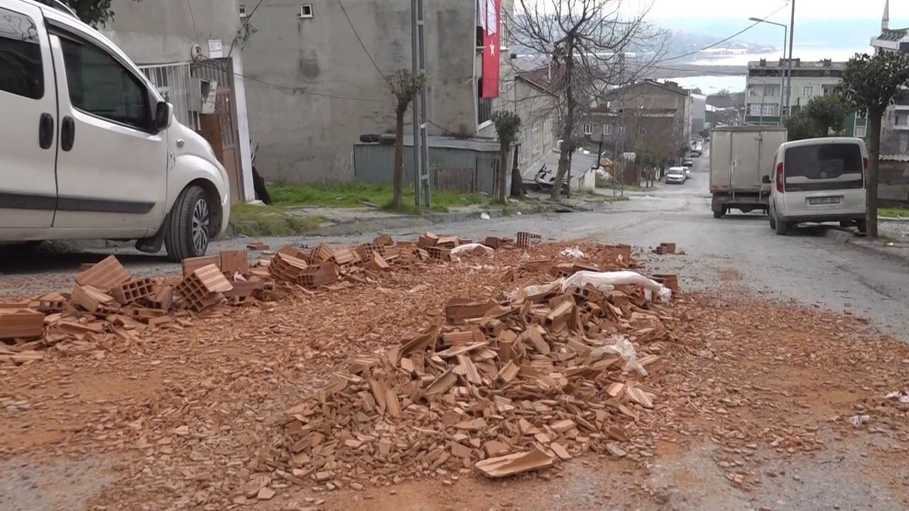 İstanbul Avcılar’da Tuğla Yüklü Kamyon Geri Kaydı, İki Araca Çarptı