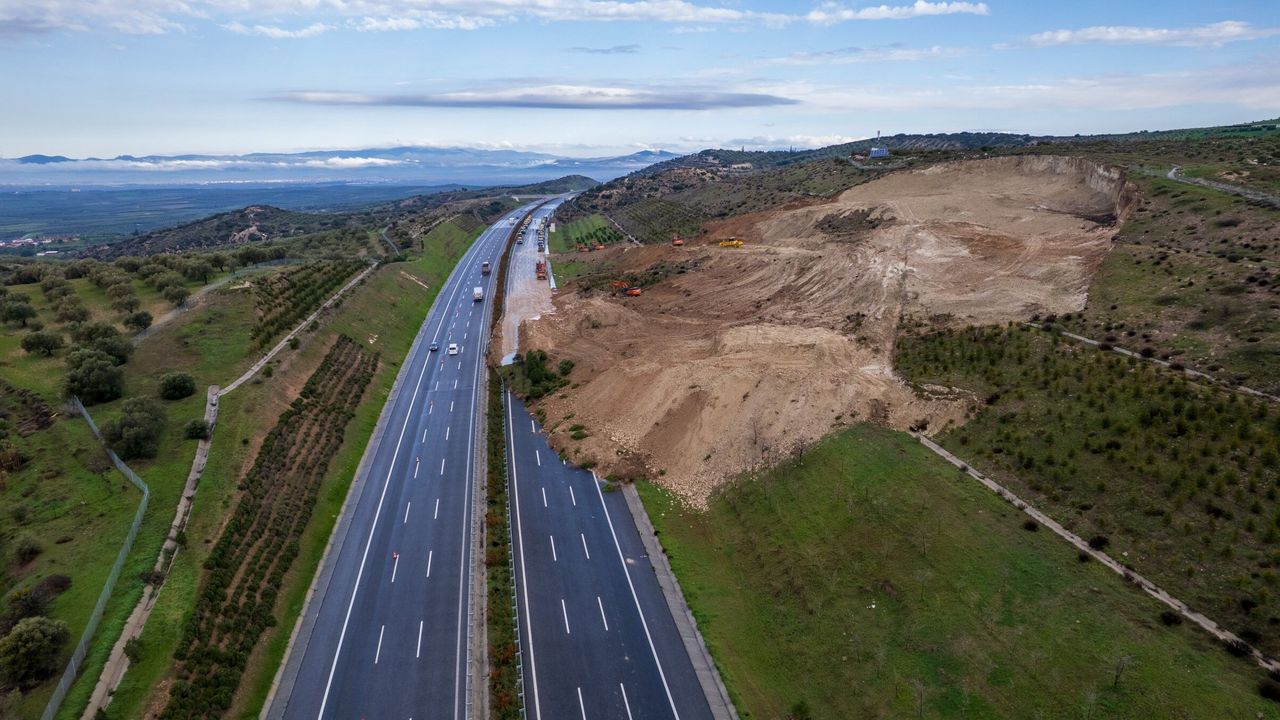 Heyelan Sonrası Otoyolda Temizlik Çalışmaları Sürüyor