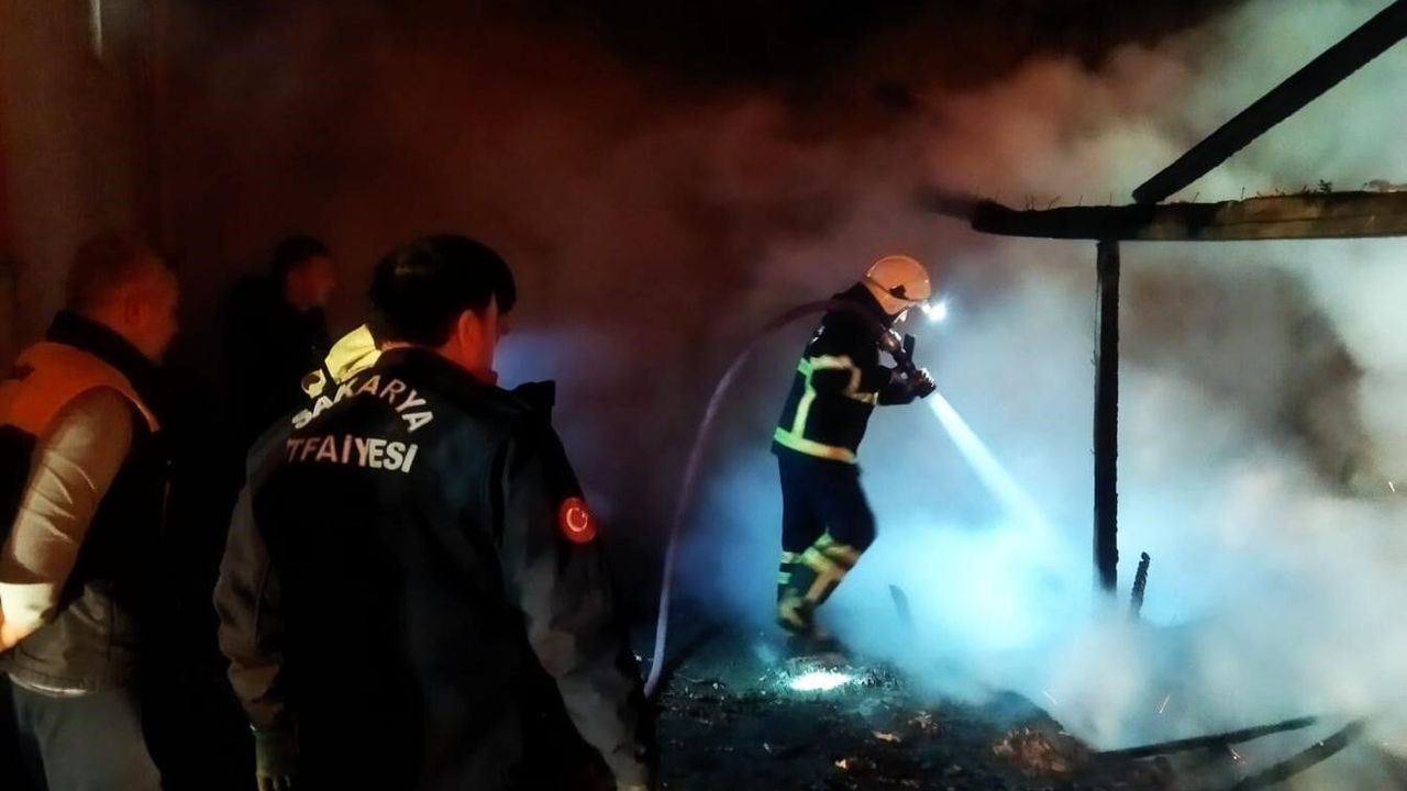 Gece Yarısı Ahır Alevlere Teslim Oldu: Maddi Hasar Oluştu