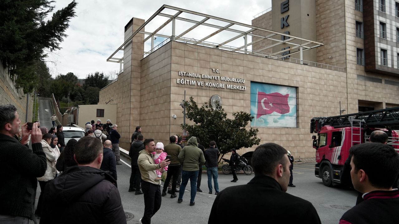 Polisevi Çatısında Yangın: Müdür Yıldız Olay Yerinde