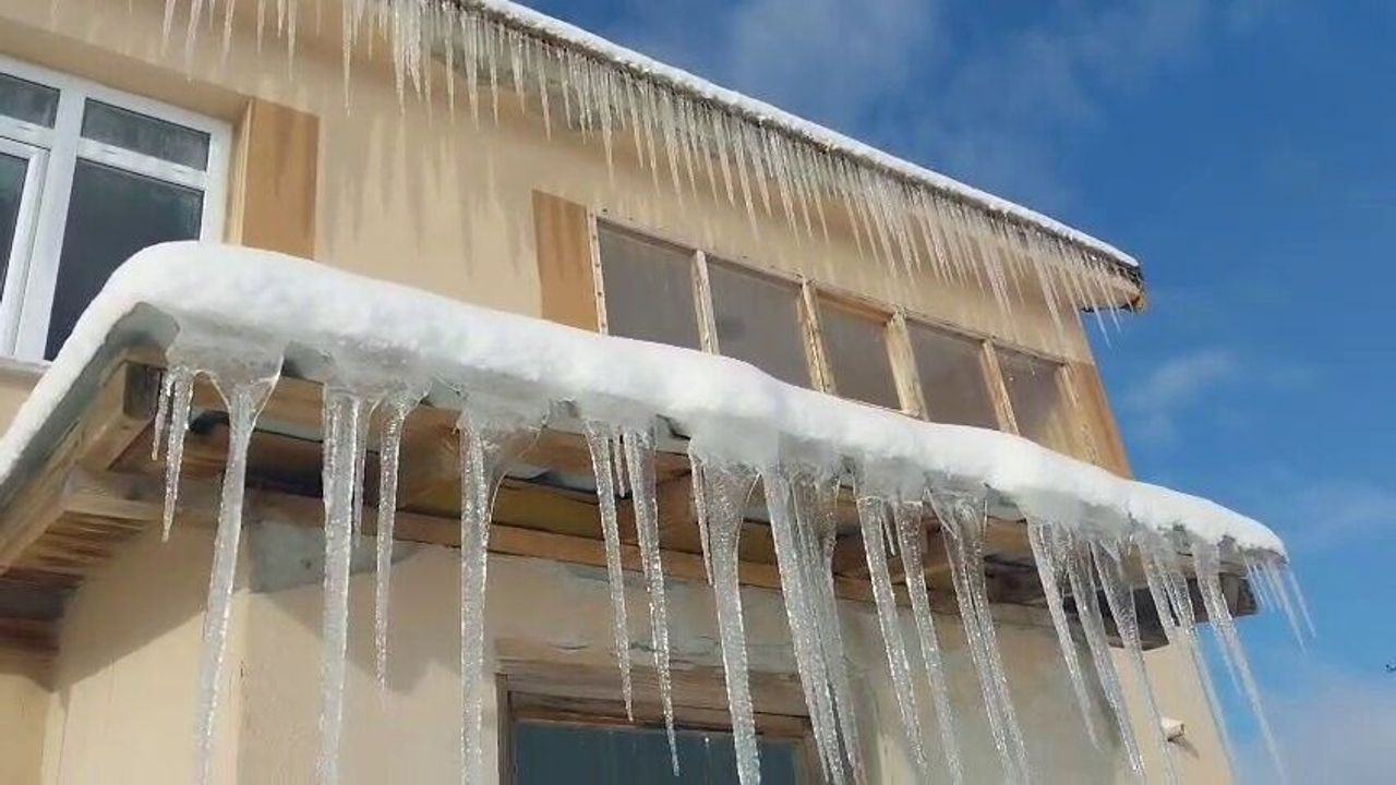 Sakarya’nın Yüksek Kesimlerinde Buz Sarkıtları Oluştu