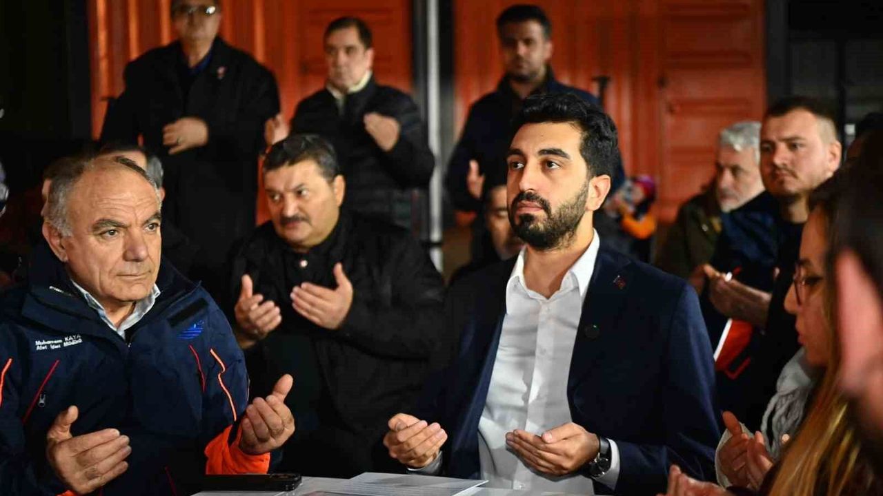 6 Şubat depremlerinde hayatını kaybedenler Tuzla'da dualarla anıldı