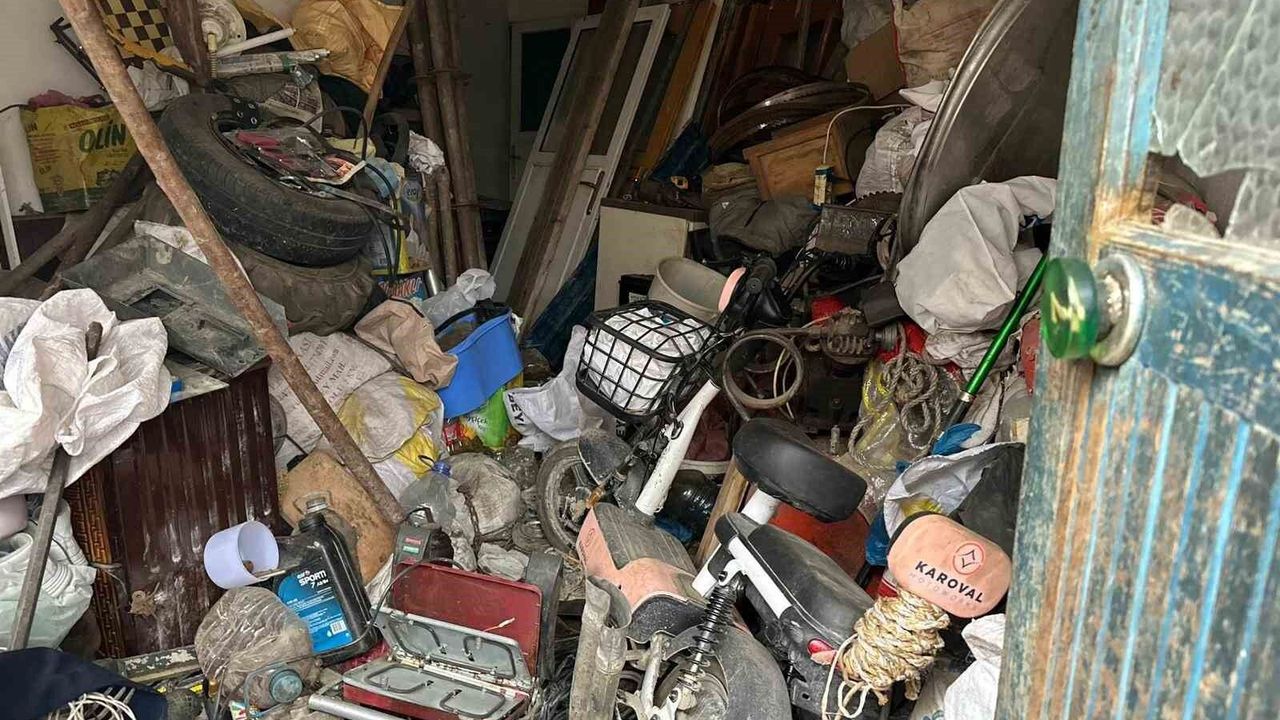 Akyazı’da 25 Yıllık Çöp Birikimi: Evden 20 Kamyon Atık Çıkarıldı