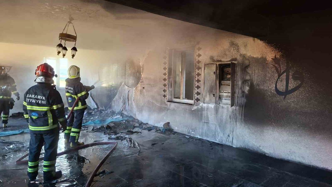 Akyazı'da Yeni Açılan Osmanlı Camii'de Yangın Paniği