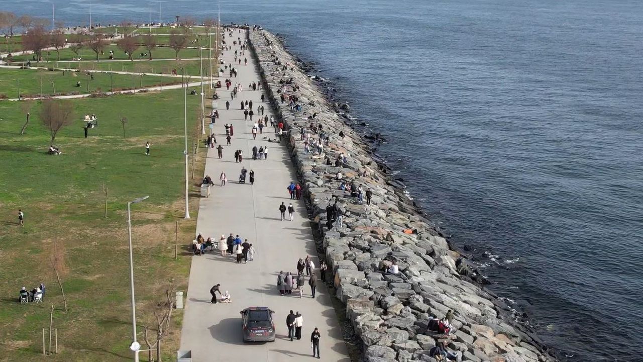 Avcılar Sahili’nde güneşli hava yoğunluğu