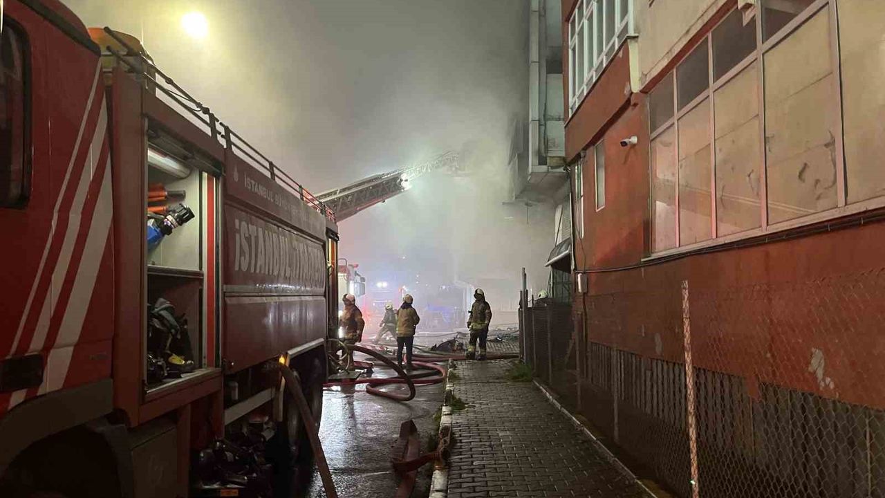 Bağcılar'da 4 katlı tekstil fabrikasında korkutan yangın