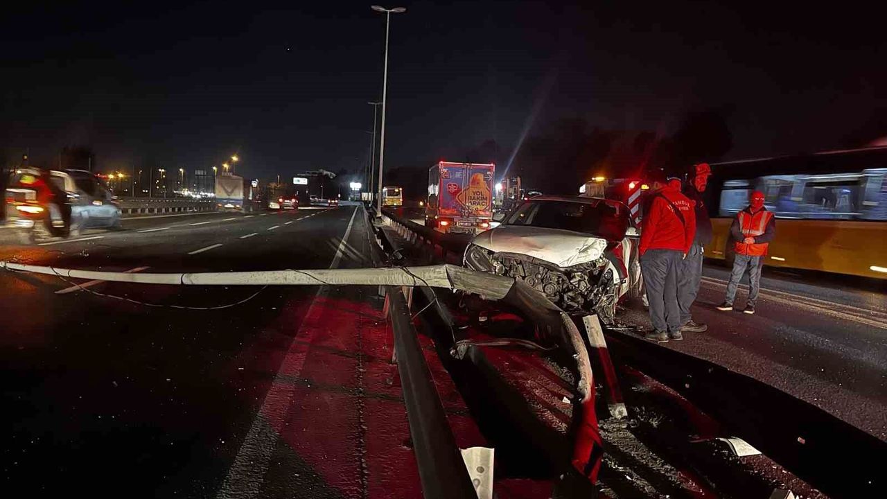 Bakırköy'de otomobil bariyerlere çarptı: 2 yaralı