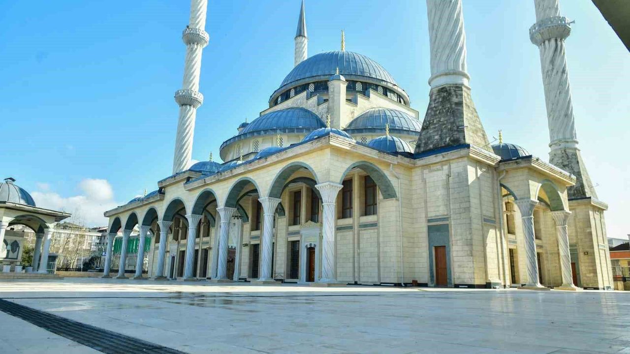 Esenyurt’ta dikkat çeken dönüşüm: Su sızıntısı nedeniyle atıl kalan cami alanları kullanıma açıldı