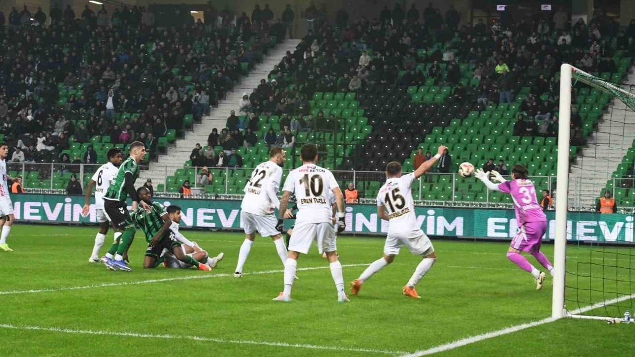 Sakaryaspor’da Yaprak Dökümü: Hakan Kutlu ile Yollar Ayrıldı