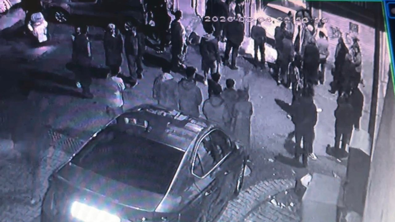 İstanbul Kağıthane’de Kontrolden Çıkan Otomobil Depoya Girdi: Ehliyet De Araç Da Yeni