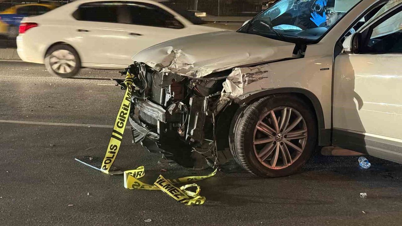 Esenyurt E-5'te otomobilin çarptığı motosiklet sürücüsü hayatını kaybetti